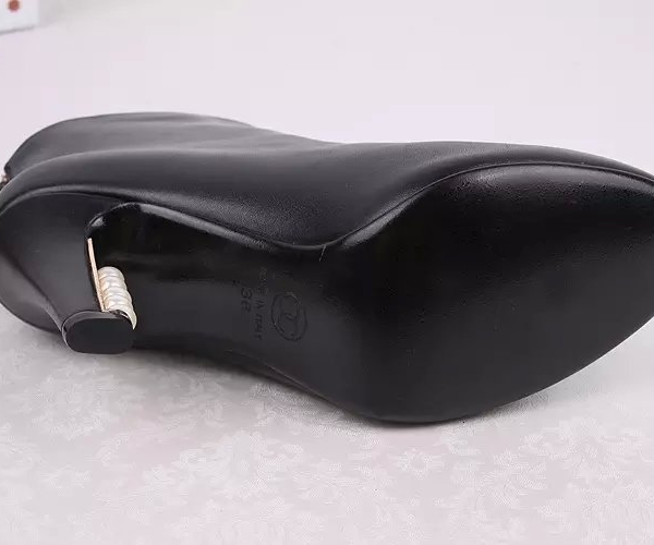 Bota Cano Baixo de Couro Chanel - Imagem 2