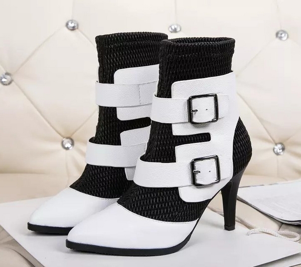 Bota Cano Baixo de Couro Chanel