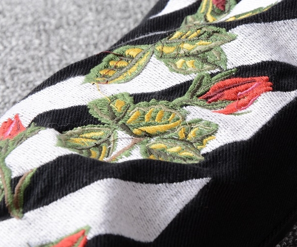 Calça Jeans com detalhe flor Off White - Image 5