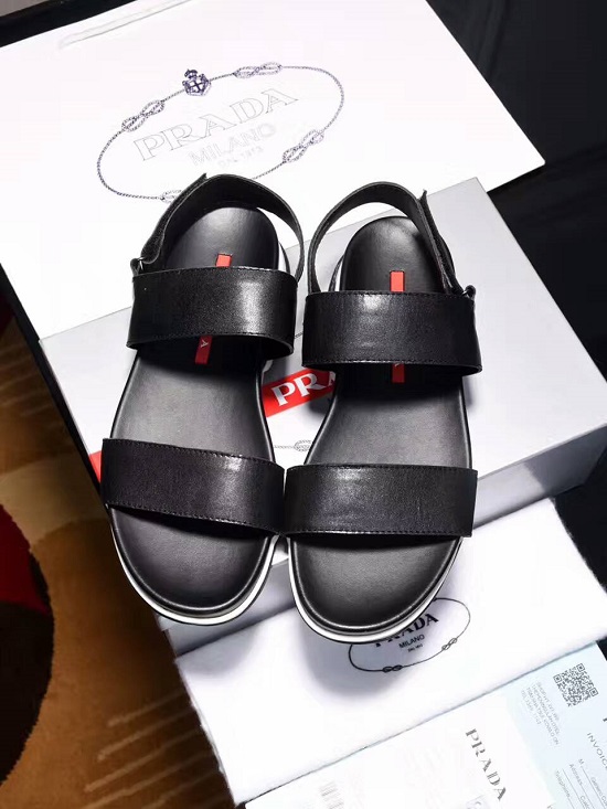 Sandália Chinelo de Couro Prada