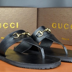 Sandália chinelo couro Gucci