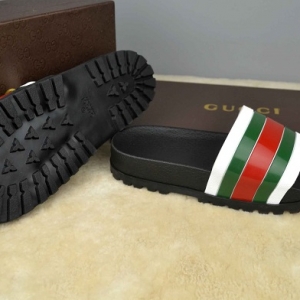 Sandália chinelo slide com faixa Gucci