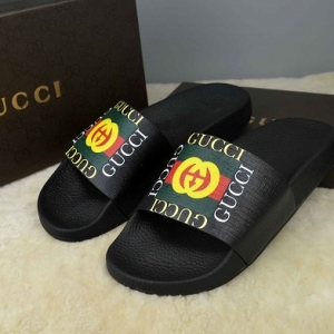 Sandália chinelo slide com logo Gucci