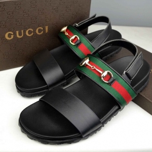 Sandália em couro Gucci
