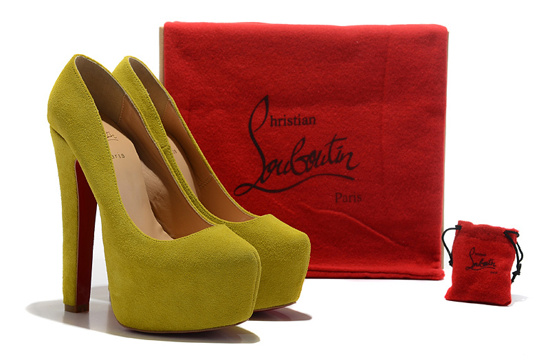 Sapato meia pata Christian Louboutin 16cm.