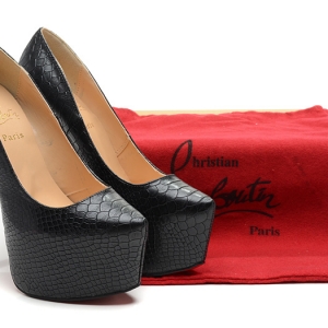 Sapato meia pata Christian Louboutin 16cm. Grandes Grifes