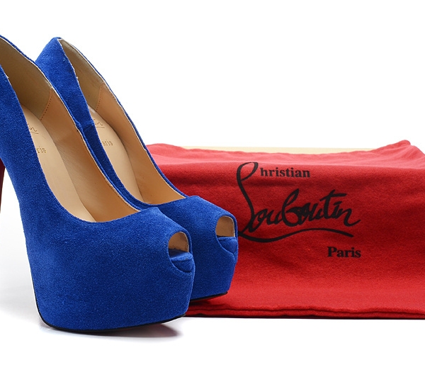 Sapato meia pata Christian Louboutin 16cm. Grandes Grifes