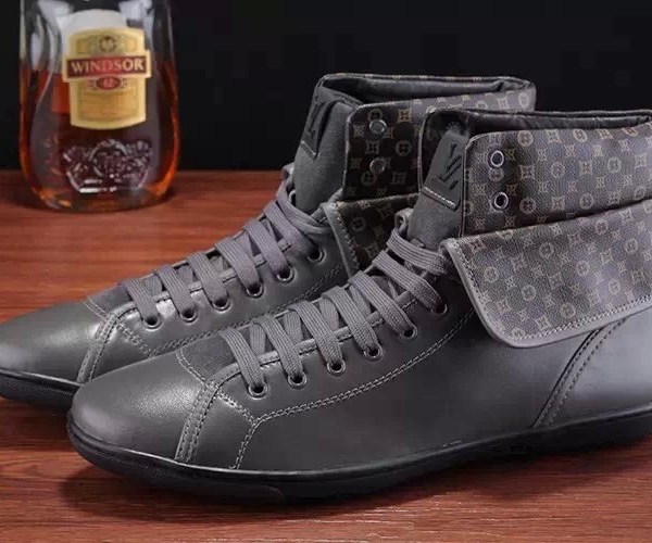 Tênis Cano Alto de Couro Louis Vuitton - Imagem 3
